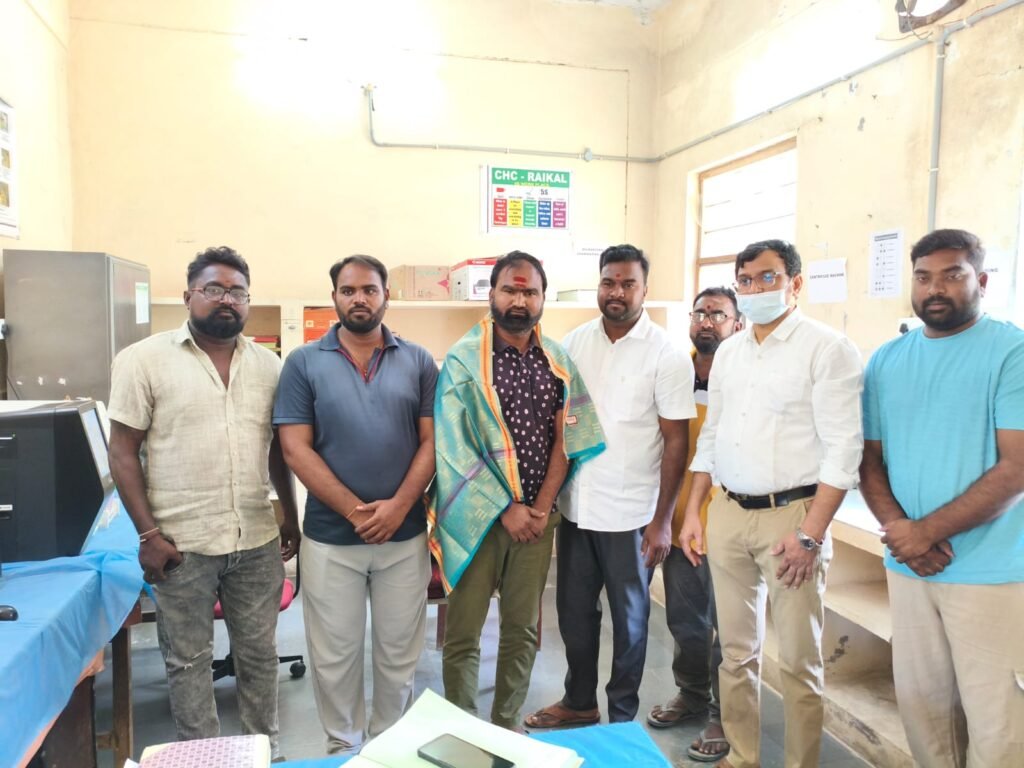 ల్యాబ్ టెక్నీషియన్ ల సేవలు అభినందనీయం