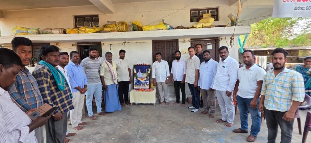 మృతుల కుటుంబాలకు ఆర్థిక సాయం అందజేత