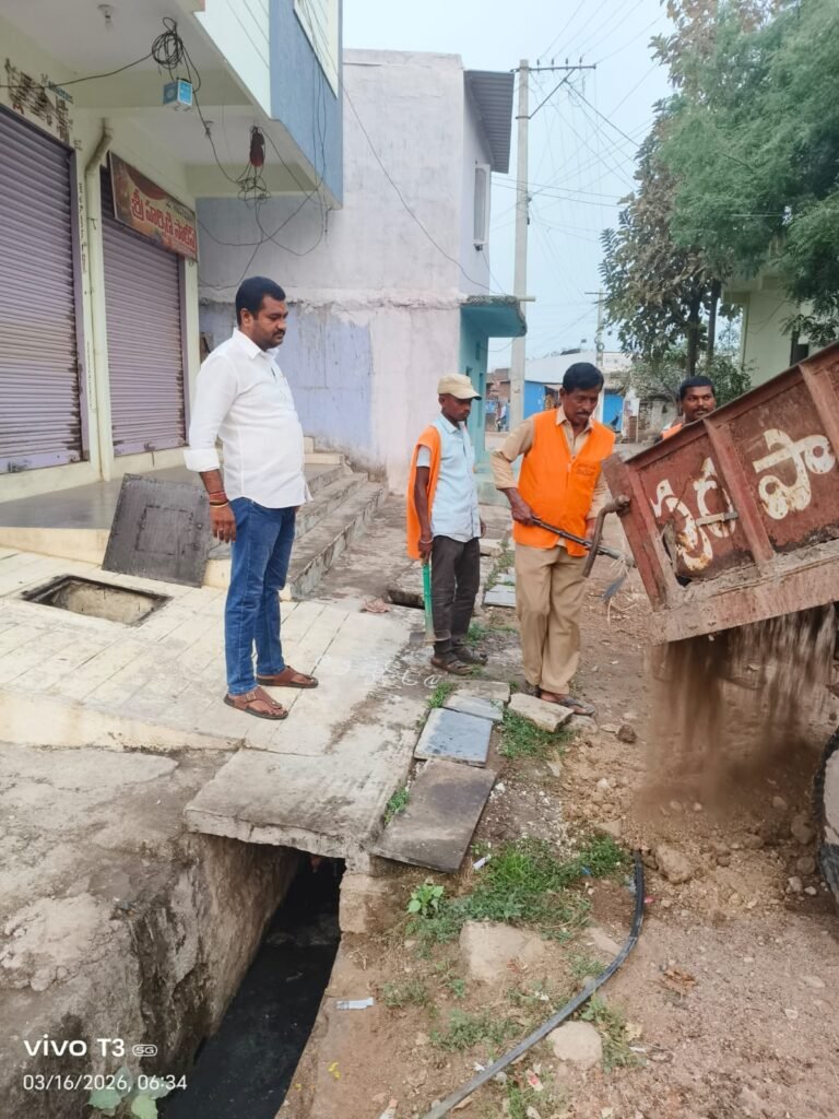 రోడ్ల గుంతలు పూడ్చించిన 15వ వార్డు కౌన్సిలర్ అరిగెల అనూష–రాకేష్