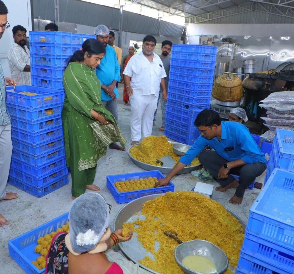 భీమేశ్వర స్వామి ఆలయంలో లడ్డు ప్రసాద కేంద్రం తనిఖీ చేసిన ఈఓ