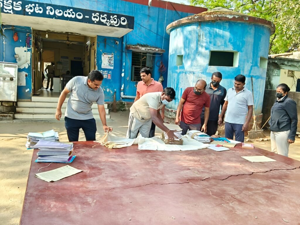 పోలీస్ స్టేషన్లు క్లీన్ అండ్ గ్రీన్ వైపు