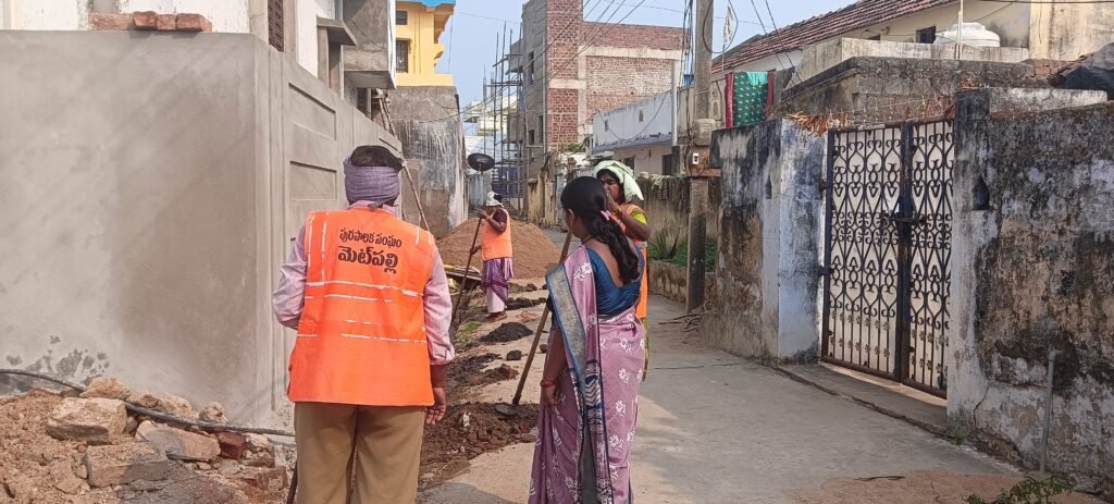 15వ వార్డులో పారిశుధ్య పనులను పర్యవేక్షించిన కౌన్సిలర్ అరిగెల అనూష-రాకేష్