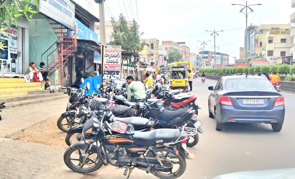 విచ్చల విడిగా పార్కింగ్ – రోడ్లపైనే నిలుపుతున్న వాహనాలు