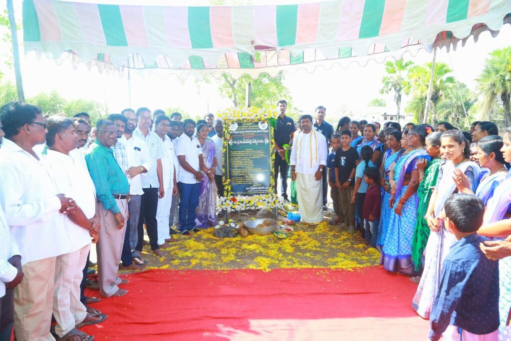 మహిళా సంఘా భవనాల నిర్మాణానికి భూమి పూజ