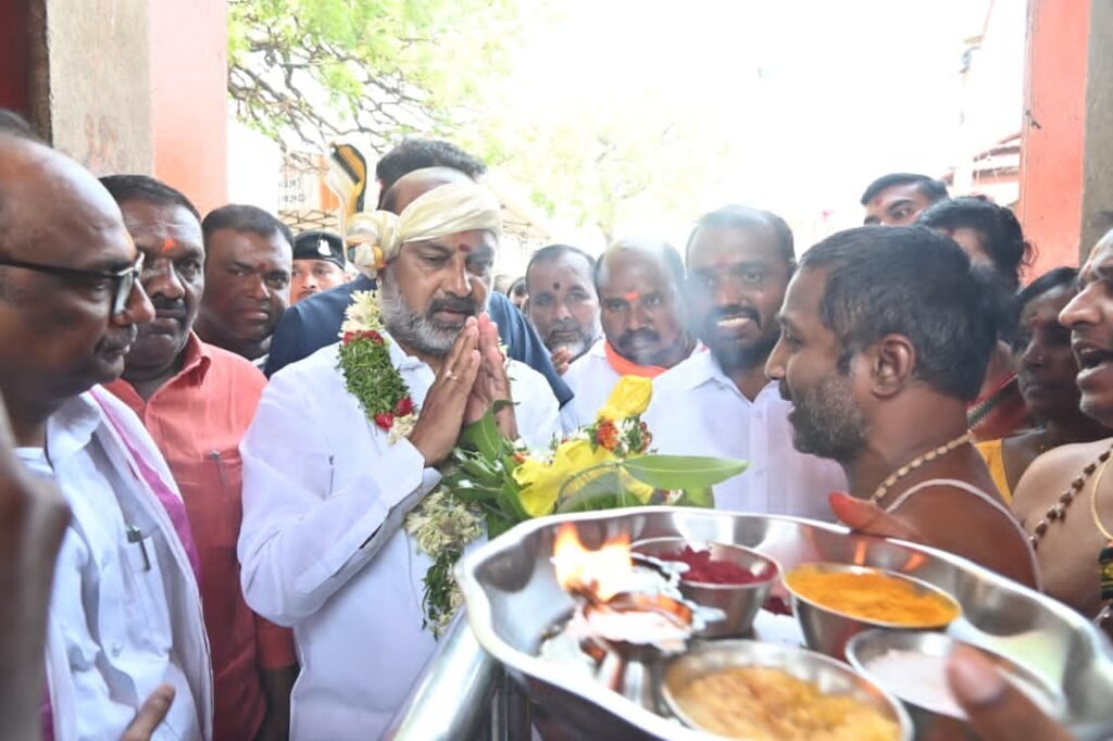 కొండగట్టు అంజన్న చెంత కేంద్రమంత్రి.. బండి సంజయ్ ప్రత్యేక పూజలు