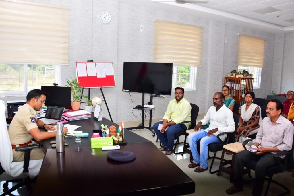 పలు ఫిర్యాదులను పరిశీలించిన ఎస్పీ అశోక్ కుమార్