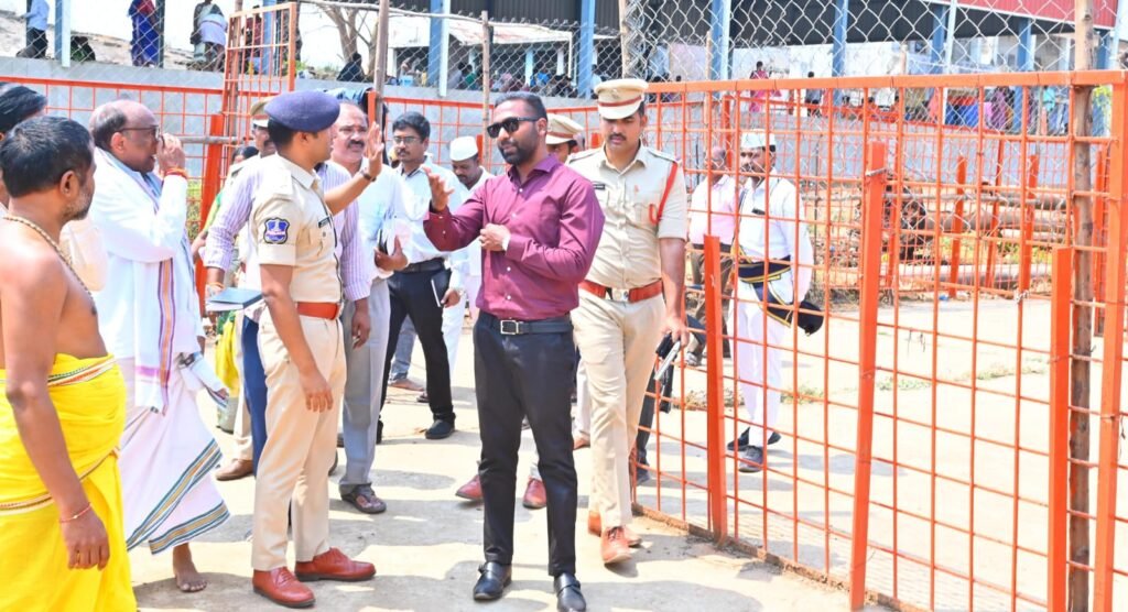 చిన్న హనుమాన్ జయంతి ఉత్సవాల ఏర్పాట్లను పరిశీలించిన ఎస్పీ,కలెక్టర్