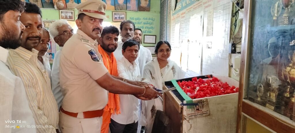 నేరాల నియంత్రణకు సీసీ కెమెరాలు ఎంతో ఉపయోగం: ఎస్సై అనిల్