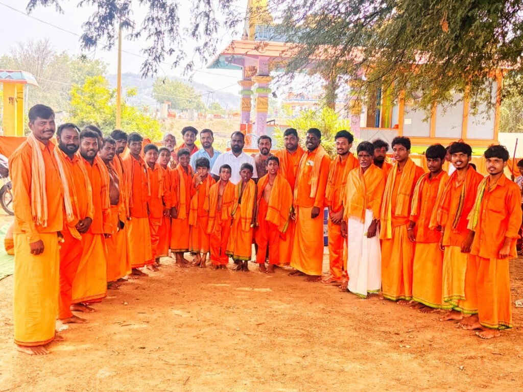 హనుమాన్ స్వాములకు ముస్లిం యువకుడు అన్న ప్రసాద వితరణ