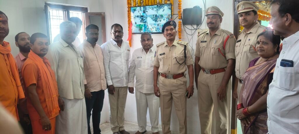 సిసి కెమెరాలు ప్రారంభించిన డిఎస్పి రాములు, మున్సిపల్ చైర్మన్ లింబాద్రి