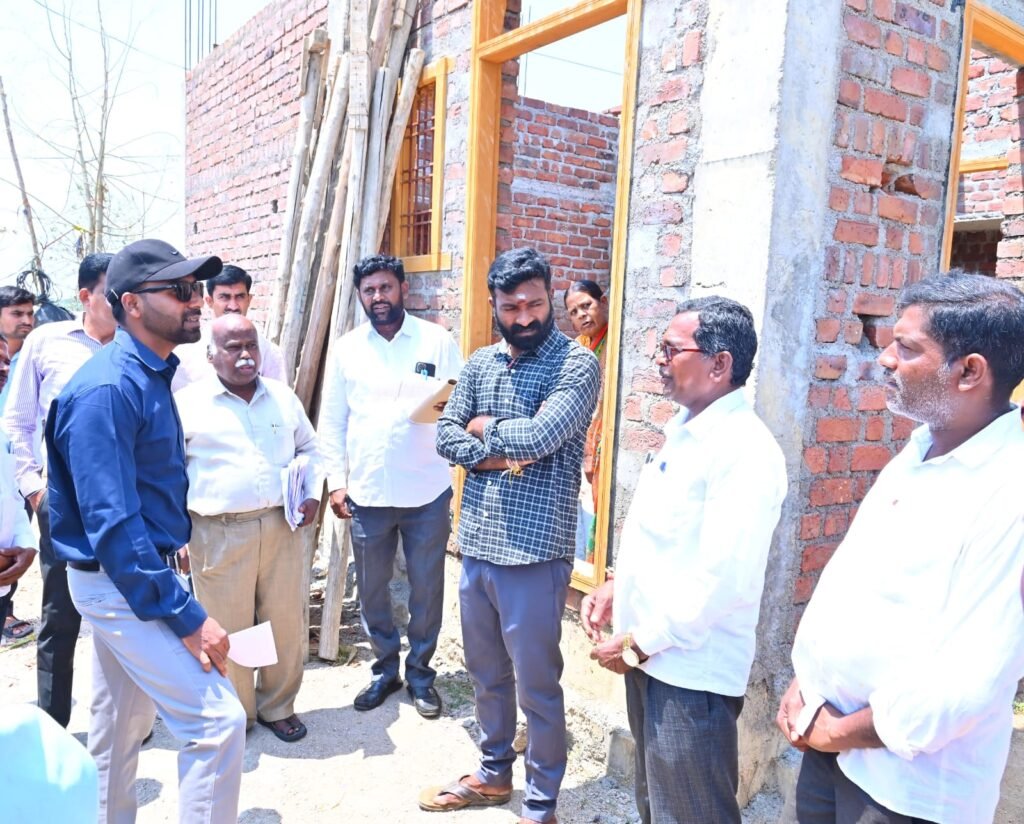 ఇందిరమ్మ ఇండ్ల నిర్మాణ పనులు వేగవంతం చేయాలి: జిల్లా కలెక్టర్ సత్యప్రసాద్.