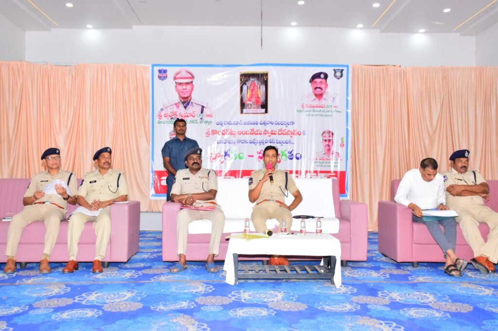 ఆధ్యాత్మిక వాతావరణంలో భక్తులు స్వామి వారిని దర్శించుకునేలా చూడాలి.