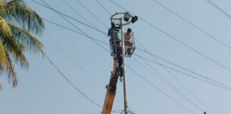 సొంత నిధులతో హైమాస్ట్ లైట్లకు మరమ్మతులు