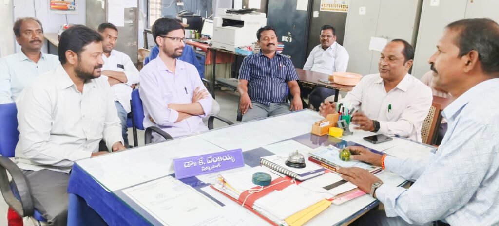 రికార్డులు,రిజిస్టర్లను పరిశీలించిన ప్రిన్సిపాల్