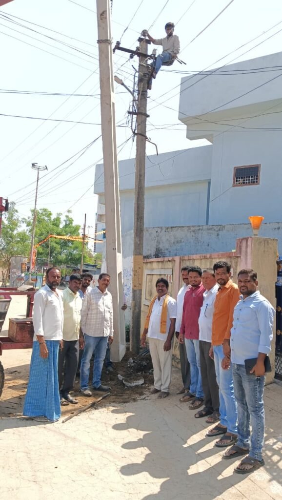నూతన విద్యుత్ స్తంభాలు ఏర్పాటు