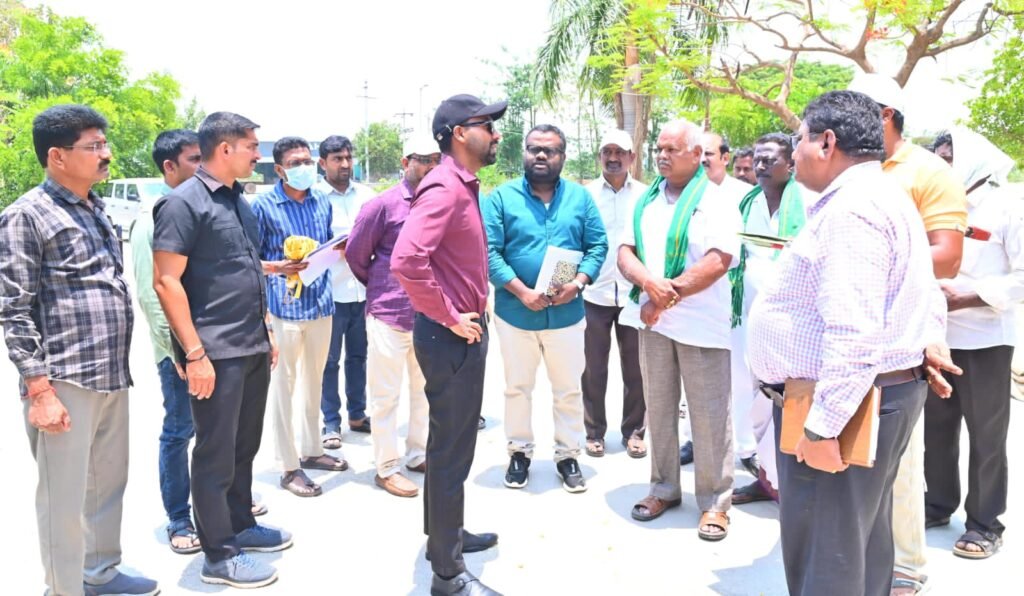 రైతులు కొనుగోలు కేంద్రాల్లోనే ధాన్యం విక్రయించాలి