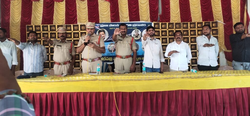 ట్రాఫిక్ నియమాలు పాటిద్దాం..రోడ్డు ప్రమాదాలు నివారిద్దాం :సిఐ అనిల్