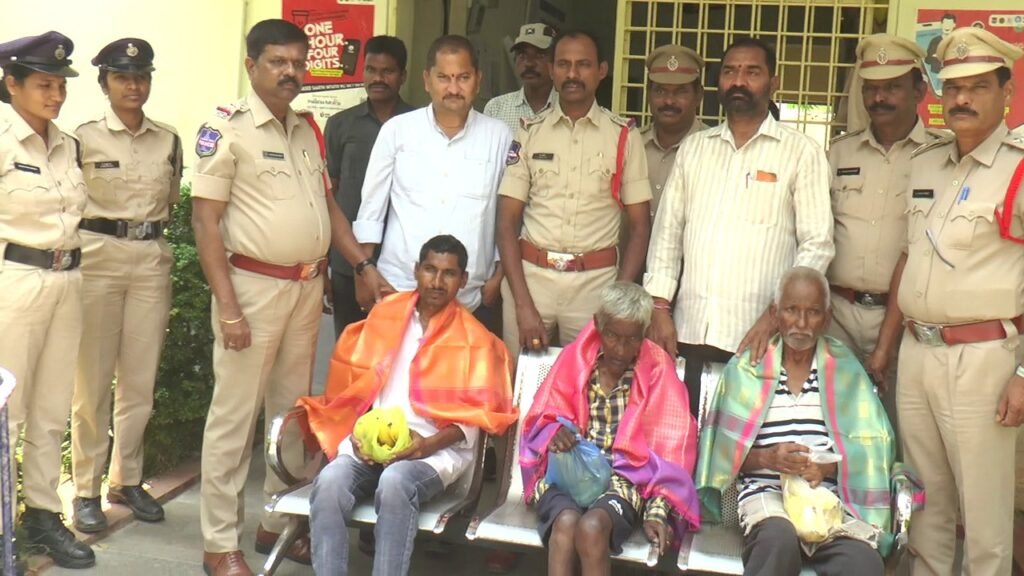 అనాథ వృద్ధులను వృద్ధాశ్రమంలో చేర్పించిన కరీంనగర్ పోలీసులు