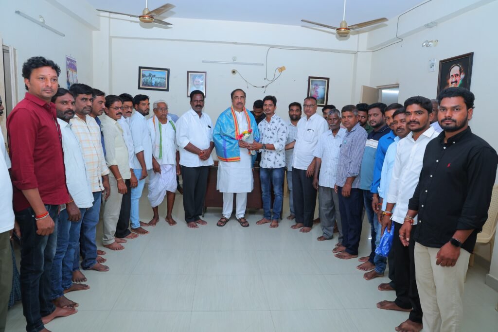 ఎమ్మెల్యేను కలిసిన వ్యవసాయ మార్కెట్ కమిటీ డైరెక్టర్