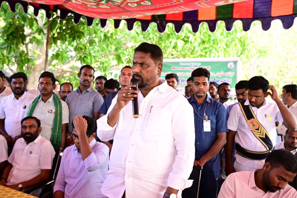 మొక్కజొన్న కొనుగోలు కేంద్రాలను సద్వినియోగం చేసుకోవాలి: అడ్లూరి