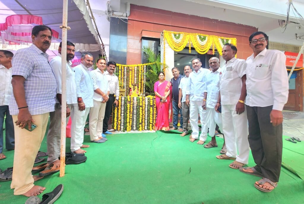 నూతన ఆసుపత్రి ప్రారంభోత్సవంలో పాల్గొన్న డాక్టర్ రఘు