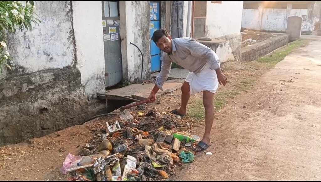 డ్రైనేజీ లు శుభ్రం చేసిన సామాజిక కార్యకర్త ఏ వి ఆర్
