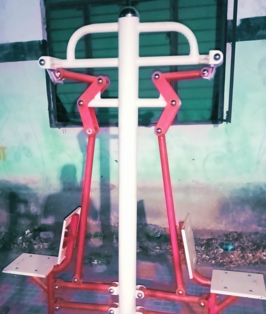 కాలేజీ గ్రౌండ్‌లో నిరుపయోగంగా వ్యాయామ పరికరాలు