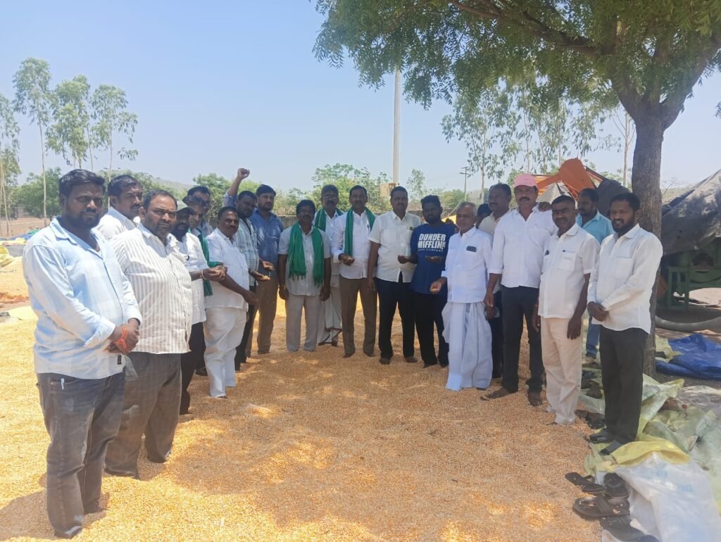 మొక్కజొన్న కొనుగోలు కేంద్రాన్ని ప్రారంభించాలని నిరసన