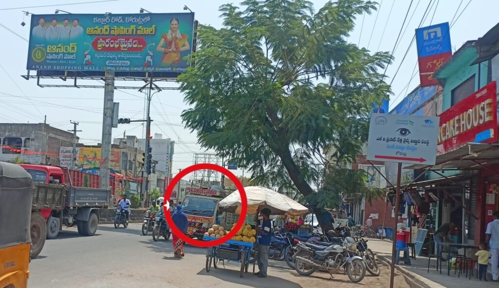 ప్రధాన రహదారిపై అస్తవ్యస్తంగా పార్కింగ్: ప్రయాణికుల అవస్థలు