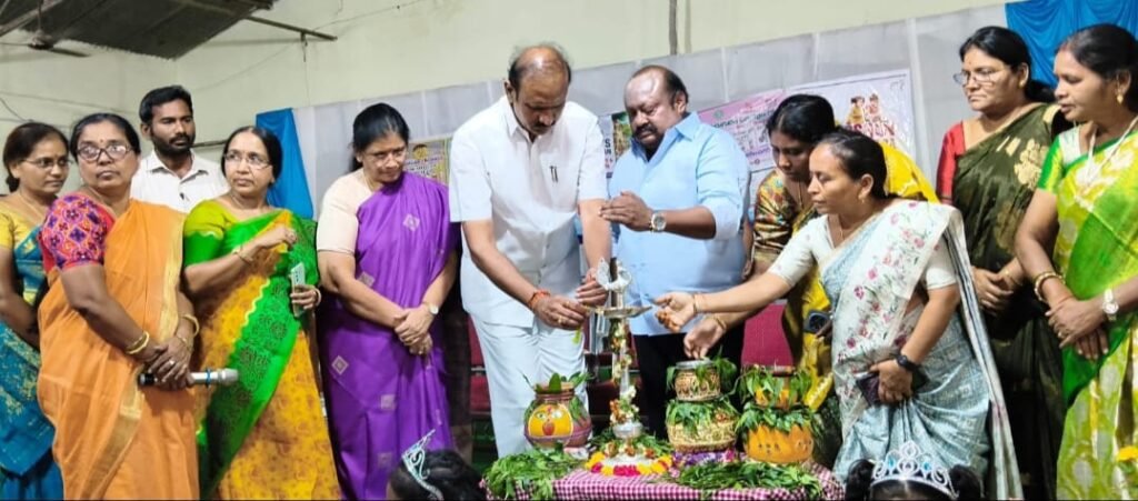 అంగన్‌వాడీ టీచర్లకు స్మార్ట్‌ఫోన్ల పంపిణీ