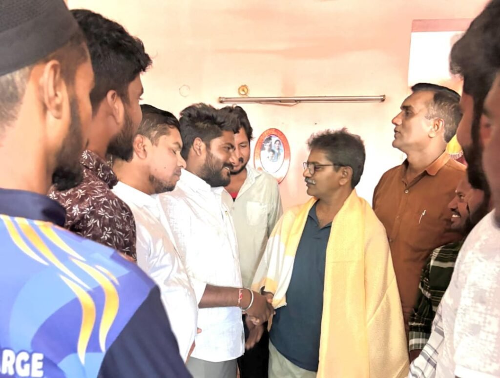 4వ వార్డు కౌన్సిలర్ ఆధ్వర్యంలో మాజీ మావోయిస్టు నేత తిప్పిరి తిరుపతికి సన్మానం