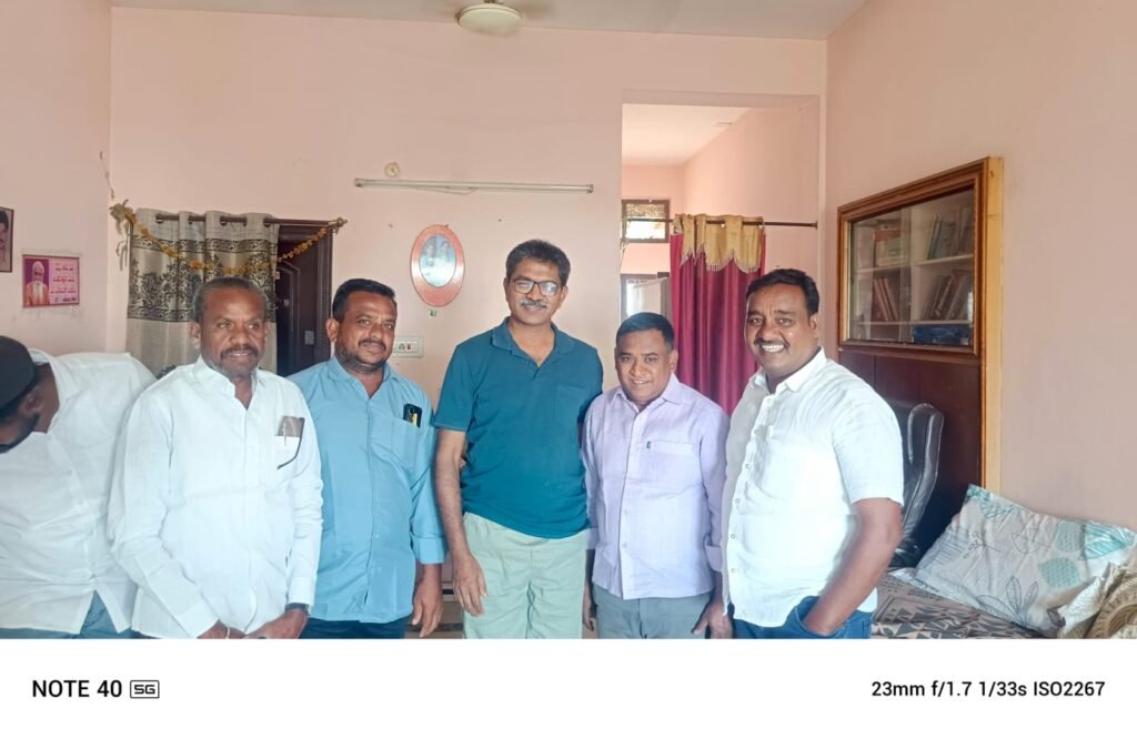 దేవోజి ని కలిసిన కాంగ్రెస్ నాయకులు