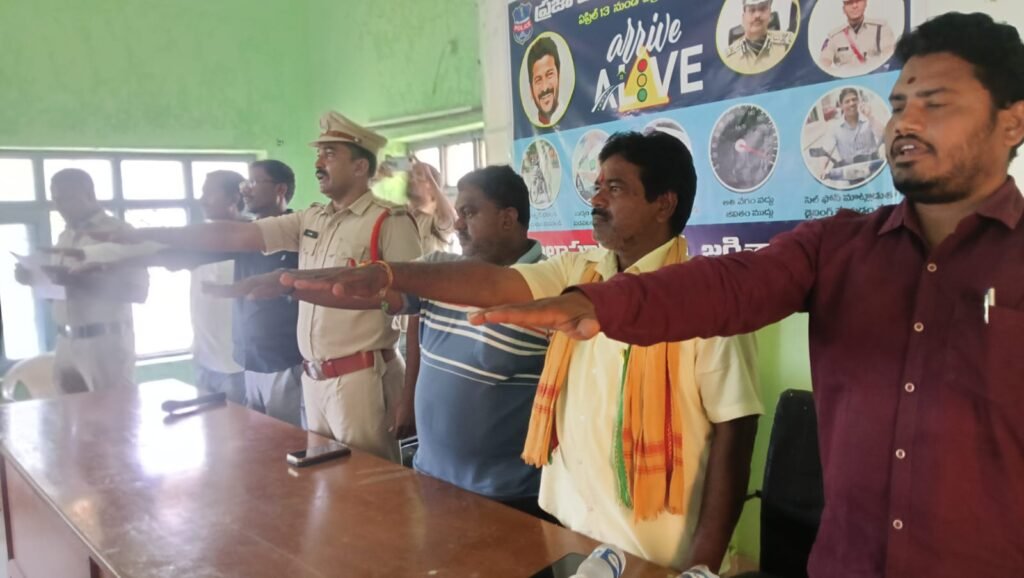 రోడ్డు భద్రతపై అవగాహన కల్పించిన ఎస్సై అనిల్