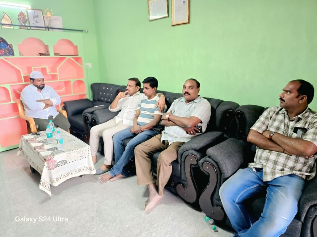 ఖుతుబోద్దీన్,అజీమ్ కుటుంబాలకు డాక్టర్ రఘు పరామర్శ