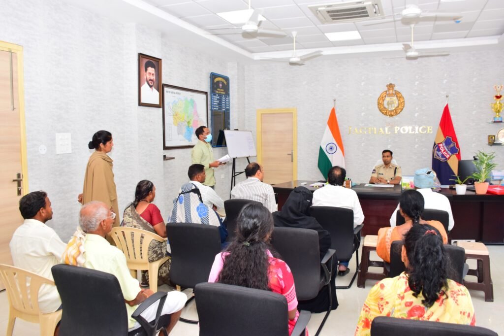 గ్రీవెన్స్ డే పలు ఫిర్యాదులను పరిశీలించిన జిల్లా ఎస్పీ అశోక్ కుమార్