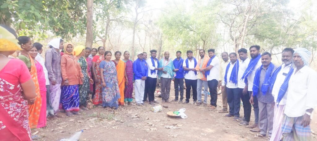 ఉపాధి హామీ కూలీలకు మజ్జిగ ప్యాకెట్లు అందజేసిన ఉపసర్పంచ్