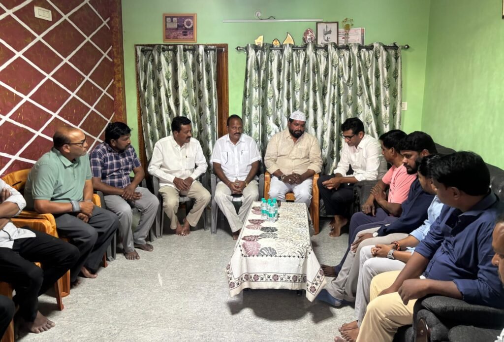 పాషా,అజీమ్ లను పరమర్శించిన ఎమ్మెల్యే సంజయ్