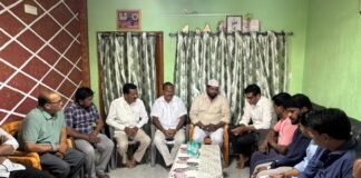 పాషా,అజీమ్ లను పరమర్శించిన ఎమ్మెల్యే సంజయ్