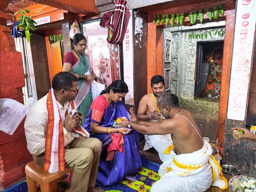 కొండగట్టు అంజన్నను దర్శించుకున్న అదనపు జడ్జి దంపతులు