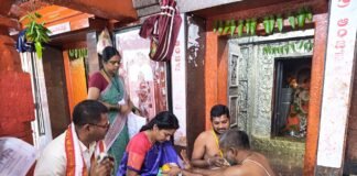 కొండగట్టు అంజన్నను దర్శించుకున్న అదనపు జడ్జి దంపతులు