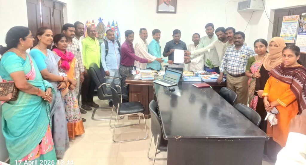 ఉపాధ్యాయుల డిమాండ్ల సాధనకు నల్ల బ్యాడ్జీలతో నిరసన