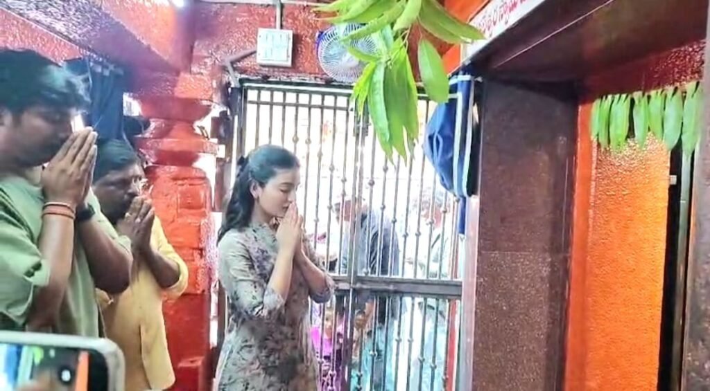 కొండగట్టు అంజన్నను దర్శించుకున్న సినీనటి అనన్య నాగళ్ల