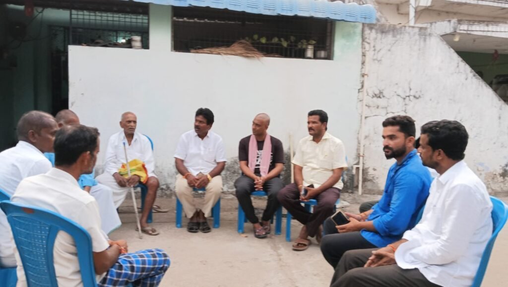 బాధిత కుటుంబాన్ని పరామర్శించిన సర్పంచ్