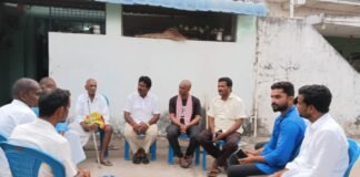 బాధిత కుటుంబాన్ని పరామర్శించిన సర్పంచ్