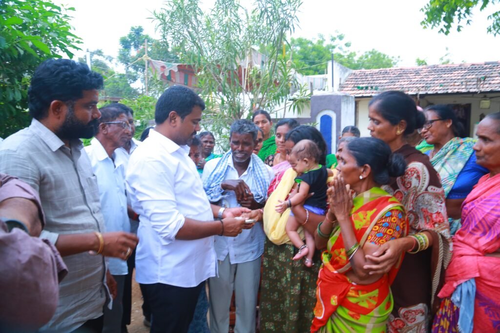 పలువురిని పరామర్శించి ఆర్థిక సాయం చేసిన ఎమ్మెల్యే