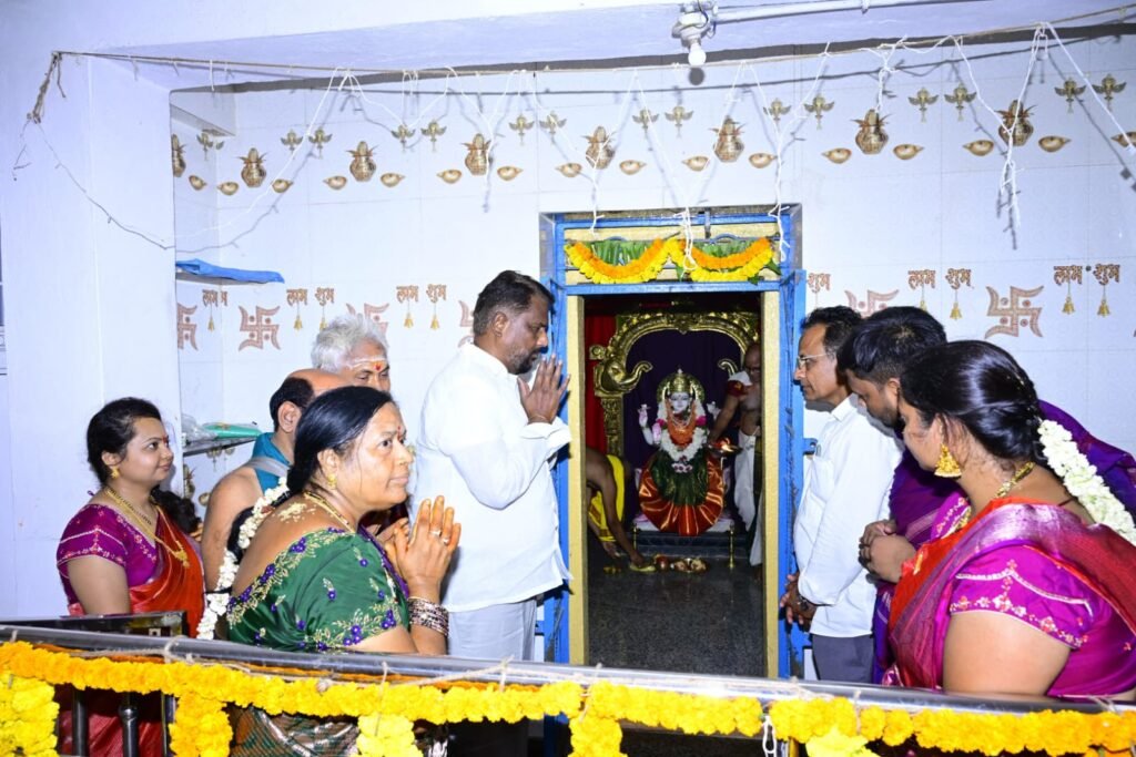 శ్రీ మహాలక్ష్మి ఆలయంలో మంత్రి ప్రత్యేక పూజలు