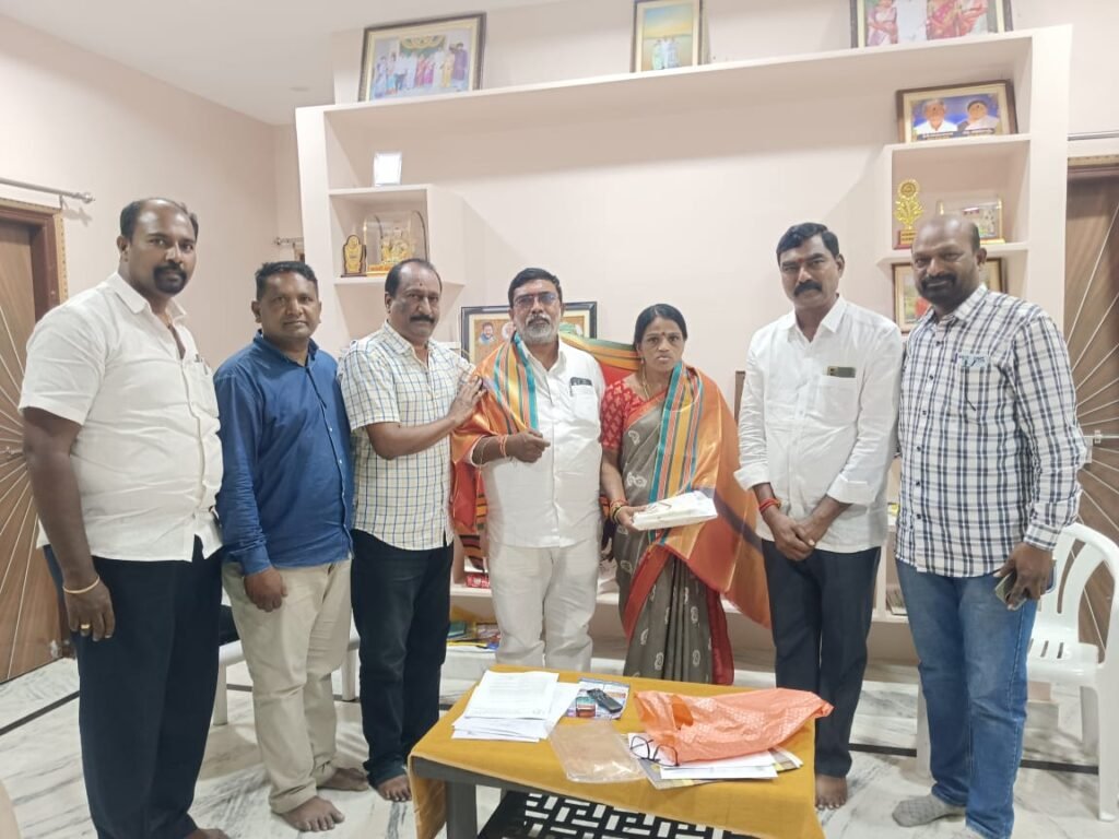 మున్సిపల్ చైర్మన్‌ను మర్యాదపూర్వకంగా కలిసిన నూతన కో-ఆప్షన్ సభ్యులు