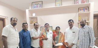 మున్సిపల్ చైర్మన్ను మర్యాదపూర్వకంగా కలిసిన నూతన కో-ఆప్షన్ సభ్యులు