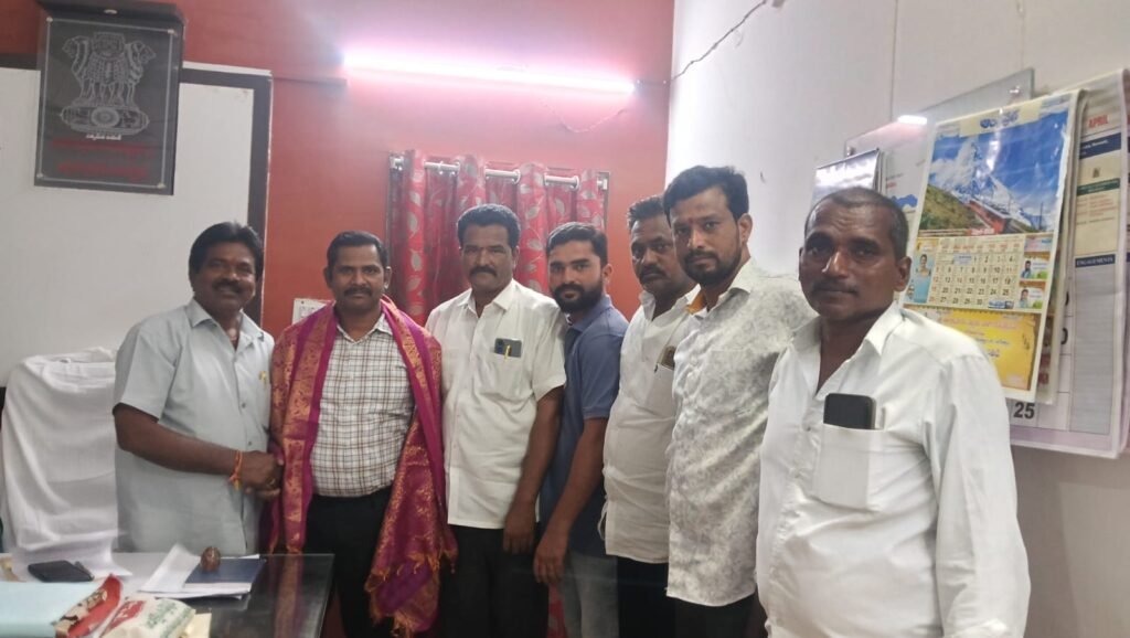 తహశీల్దార్ కు పాలక వర్గం సన్మానం