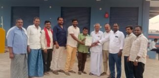 సీఎం రిలీఫ్ ఫండ్ చెక్కును అందజేసిన కాంగ్రెస్ నాయకులు